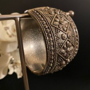 Fancy Clamper Bangle Silver Tone Floral Design Antique Hinge Bracelet NEW